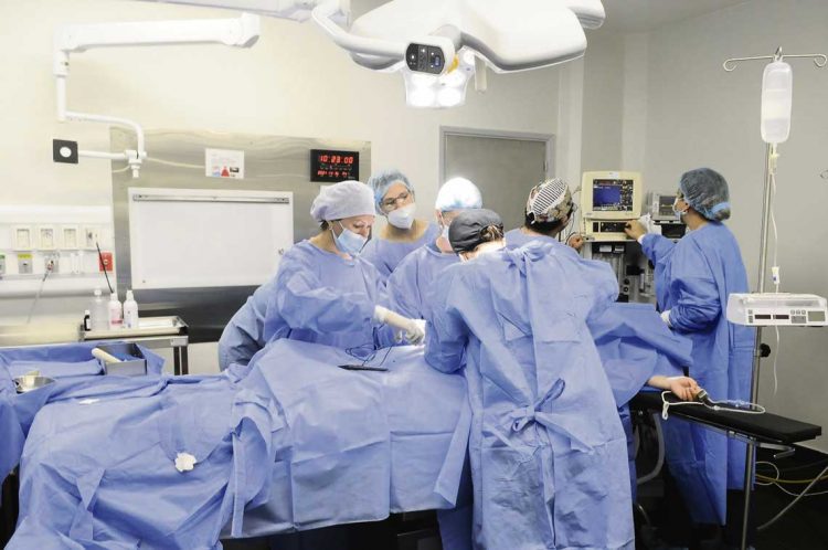 Cirujanos plásticos denuncian que médicos no especializados realizan cirugías