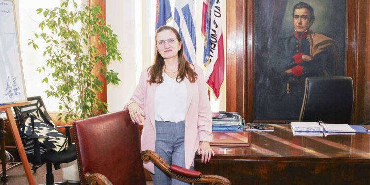 Karina Rando: Un pilar fundamental en el combate a las crisis que afectan la salud de la población