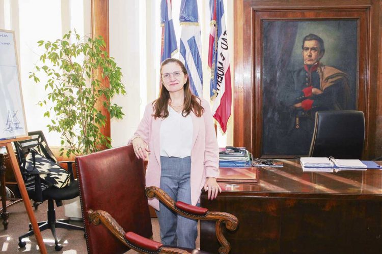 Karina Rando: Un pilar fundamental en el combate a las crisis que afectan la salud de la población