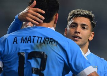 Vayan pelando las chauchas, donde juega la celeste, todo el mundo boca abajo