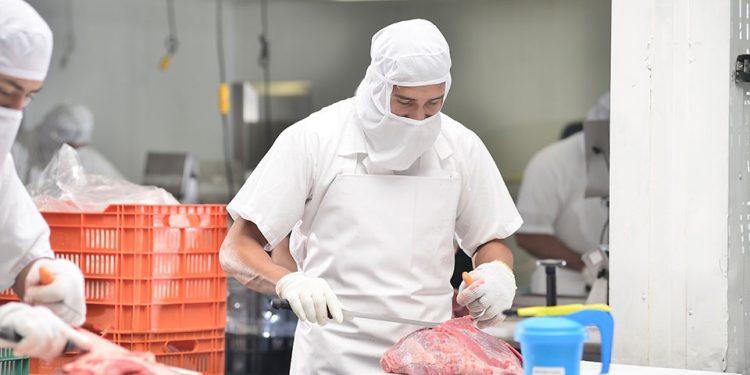 Unos 700 trabajadores del frigorífico Canelones pasarán a licencia como consecuencia de la sequía