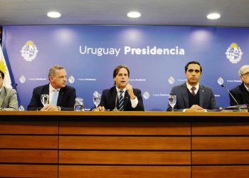 Declaran la emergencia hídrica y exoneran de impuestos al agua embotellada