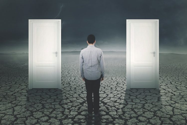 Dos caminos, dos puertas