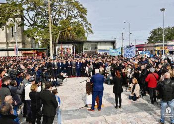 Conmemoración signada por la polémica, manifestaciones y reclamos por el agua
