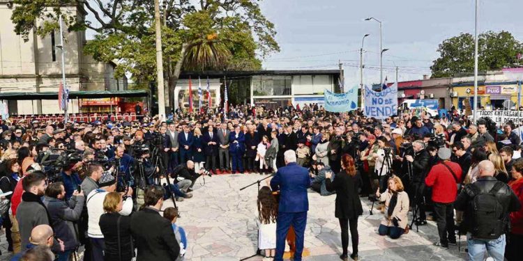 Conmemoración signada por la polémica, manifestaciones y reclamos por el agua