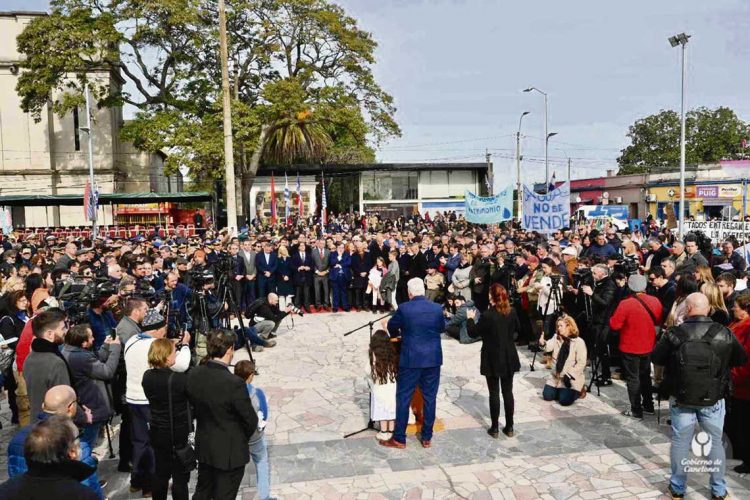 Conmemoración signada por la polémica, manifestaciones y reclamos por el agua