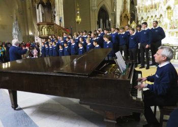 Coro de niños cantores de Paris de gira en Uruguay y Argentina