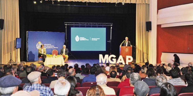 Mientras el Gobierno se reúne, los agricultores reclaman