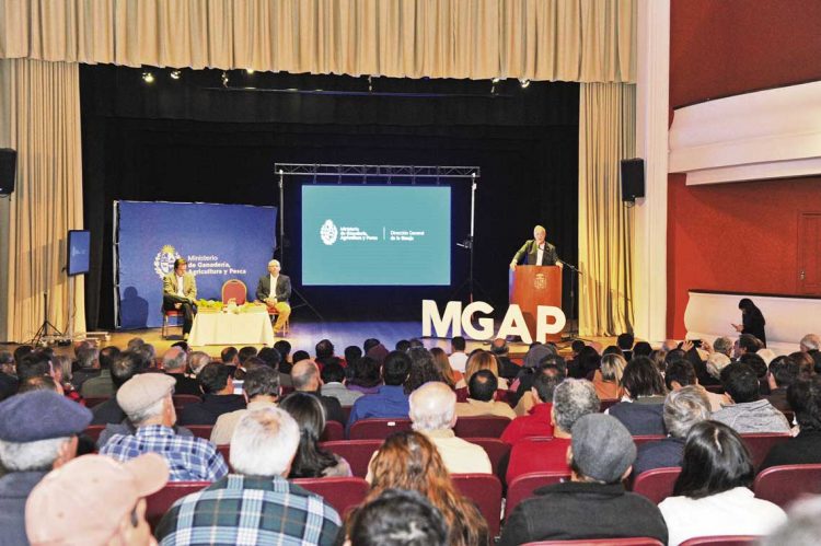 Mientras el Gobierno se reúne, los agricultores reclaman