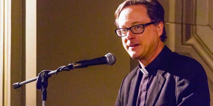 “Hay una crisis de la transmisión de la fe en las familias y en muchos colegios y eso preocupa”