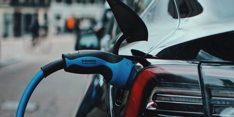 Más que auto eléctrico, impuestos al carbono