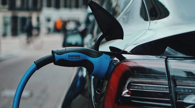 Más que auto eléctrico, impuestos al carbono