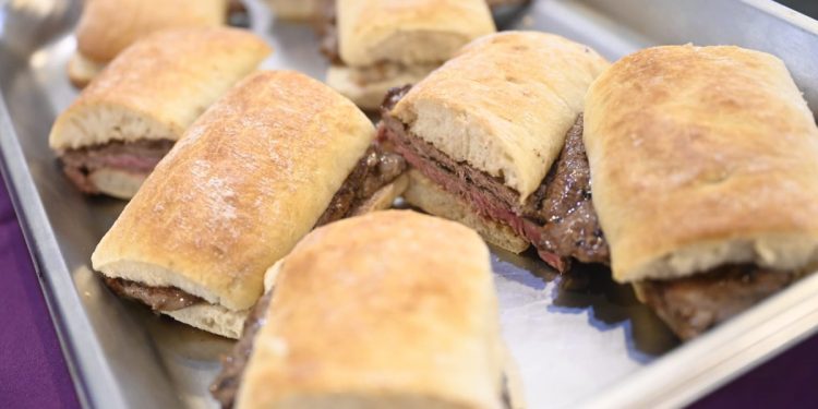 Uruguay festejó el día del carnicero con churrasquito al pan y promociones de cuadril en todas las carnicerías de barrio