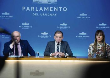Cabildo Abierto presentó el texto de reforma constitucional “Contra la usura y por una deuda justa”