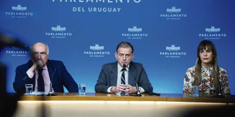 Cabildo Abierto presentó el texto de reforma constitucional “Contra la usura y por una deuda justa”