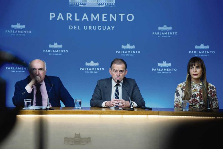 Cabildo Abierto presentó el texto de reforma constitucional “Contra la usura y por una deuda justa”