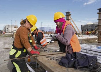 Cooperativas lideradas por mujeres construyen viviendas en barrios sindicales