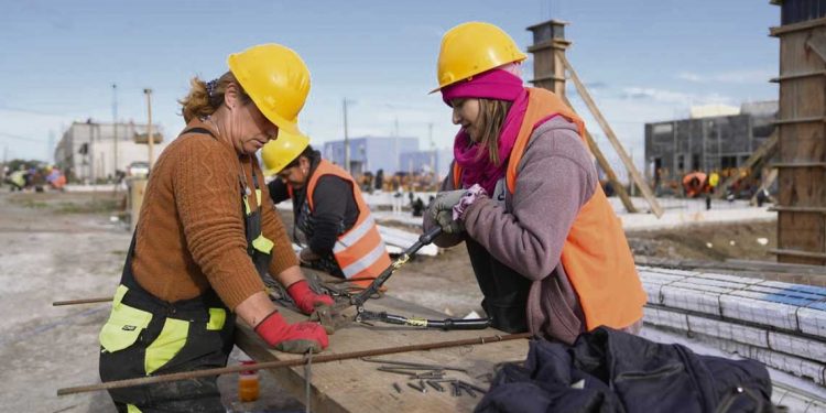 Cooperativas lideradas por mujeres construyen viviendas en barrios sindicales