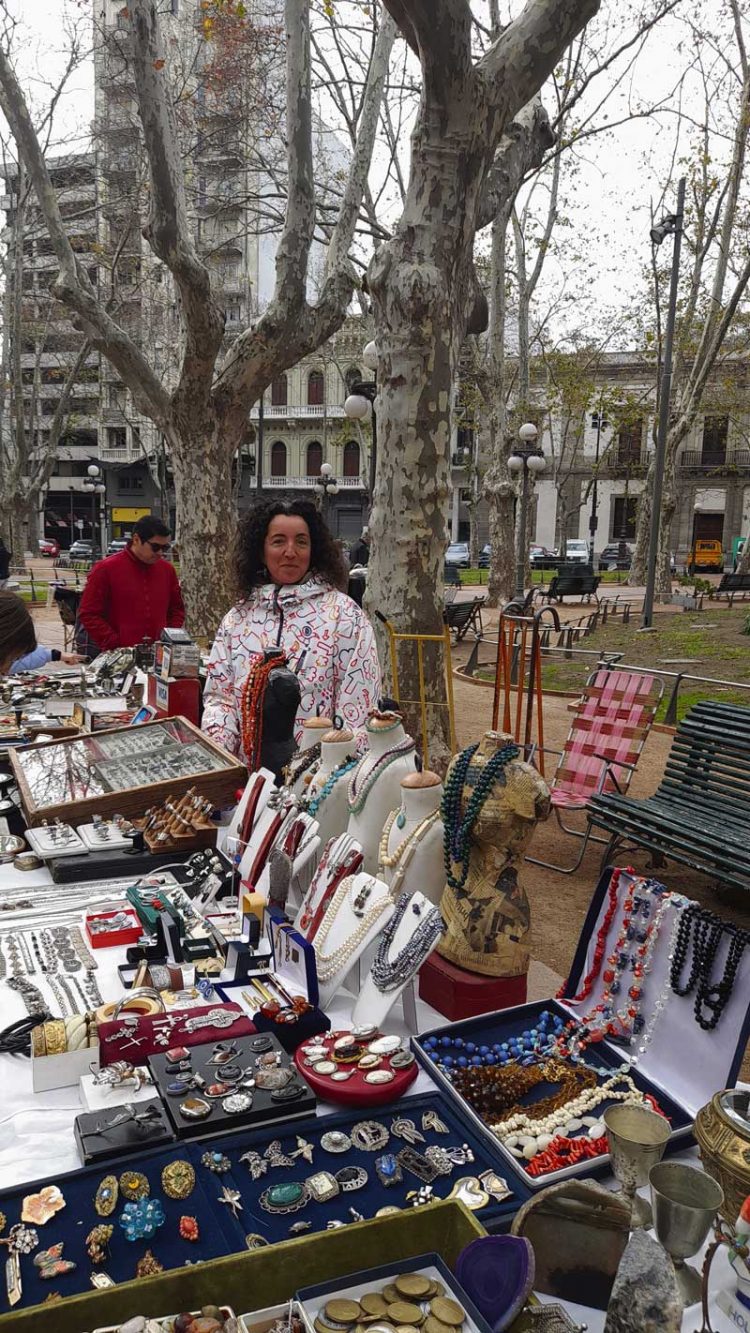 Plaza Matriz: Feria de anticuarios y artesanías