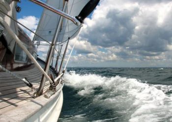 Uruguay, una nave a la deriva en aguas internacionales