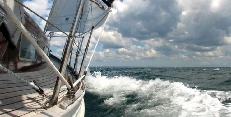 Uruguay, una nave a la deriva en aguas internacionales