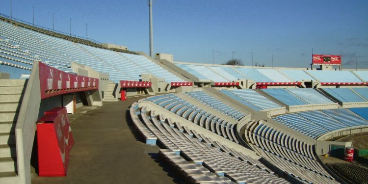 Un fútbol glorioso, con grandes futbolistas y puentes cortados. ¿Hasta cuándo seguirá el paro?