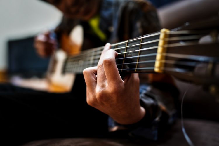 Haciendo música en vivo en residenciales