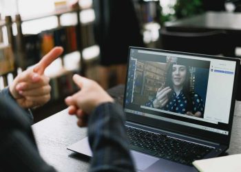 Proponen crear un call center de videollamadas para atender a la población sorda