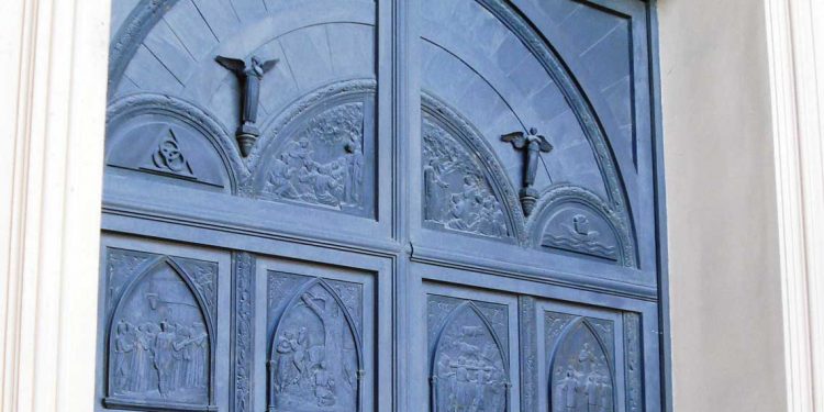 La puerta de la Catedral de Florida, un icono cultural y turístico creación de José y Stelio Belloni