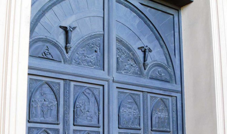 La puerta de la Catedral de Florida, un icono cultural y turístico creación de José y Stelio Belloni