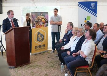 El Ministerio de Ganadería y la Sociedad Apícola firmaron convenio para promover la polinización asistida