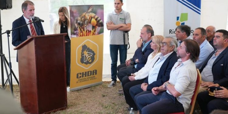 El Ministerio de Ganadería y la Sociedad Apícola firmaron convenio para promover la polinización asistida