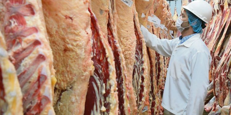 Presidente de ARU dijo que si se autoriza la venta de frigoríficos Uruguay perdería su equilibrio