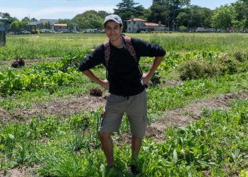 Con 17 años optó por dejar la ciudad y eligió la producción familiar hortícola y frutícola
