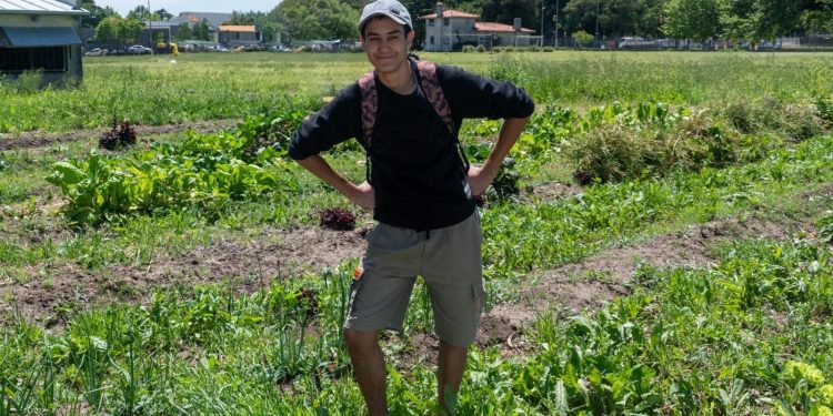 Con 17 años optó por dejar la ciudad y eligió la producción familiar hortícola y frutícola