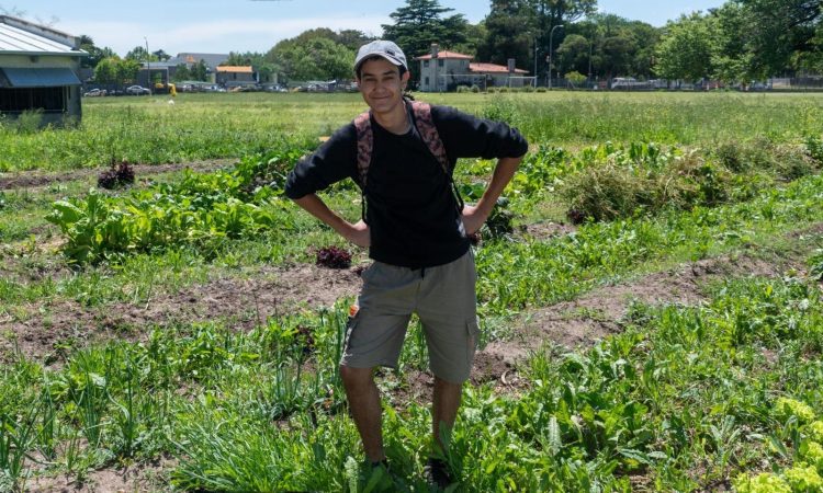 Con 17 años optó por dejar la ciudad y eligió la producción familiar hortícola y frutícola