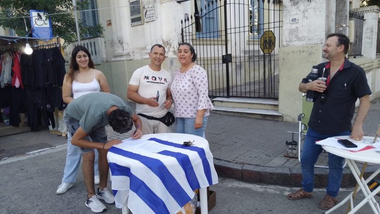 Exitosa jornada de recolección de firmas por Deuda Justa