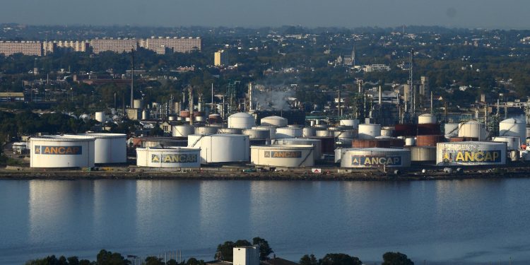 Petroecuador, Trafigura y Ancap