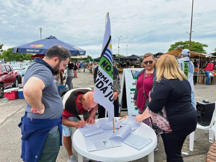 Exitosa jornada de recolección de firmas por Deuda Justa en Maldonado