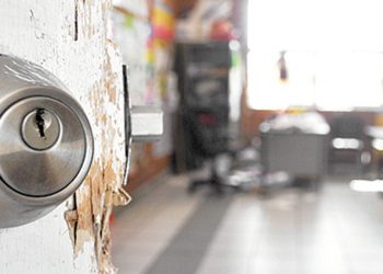 De punta a punta: escuelas públicas sin defensa ante el delito