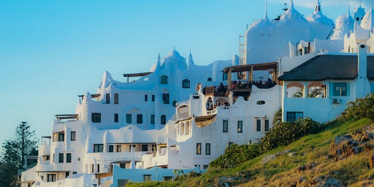 En 2023 creció el total de turistas que visitaron Uruguay y las divisas generadas