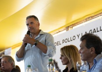 Yamandú Orsi propone revisar los costos y explorar nichos de exportación para impulsar la producción avícola