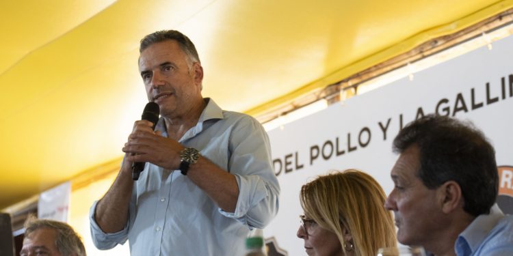 Yamandú Orsi propone revisar los costos y explorar nichos de exportación para impulsar la producción avícola
