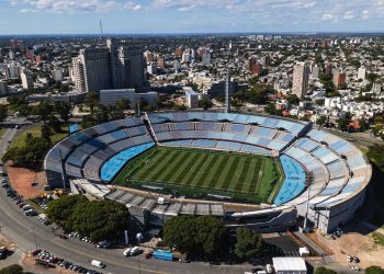 En la semana de los Oscar, el baño del papa recibe a la FIFA en Montevideo