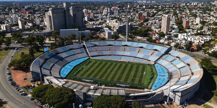 En la semana de los Oscar, el baño del papa recibe a la FIFA en Montevideo