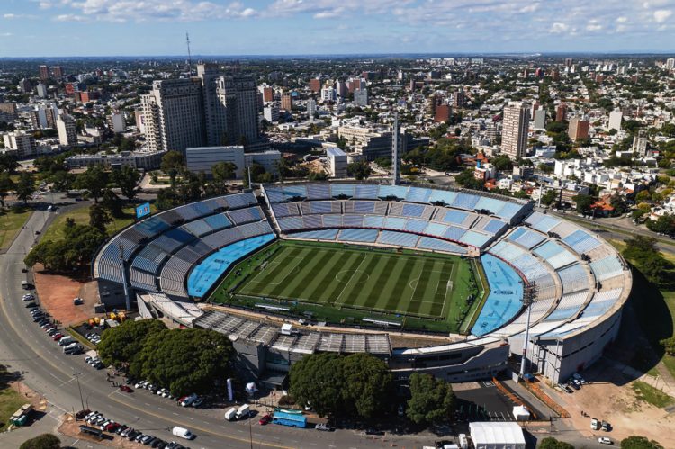 En la semana de los Oscar, el baño del papa recibe a la FIFA en Montevideo