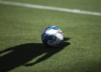 Mientras el fútbol está de paro, los celestes de Bielsa pierden aviones