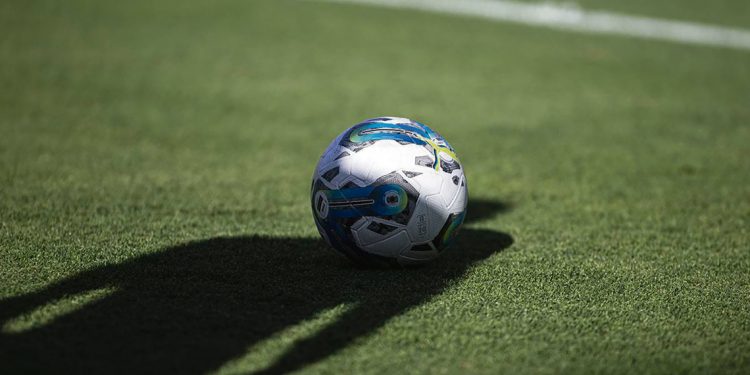 Mientras el fútbol está de paro, los celestes de Bielsa pierden aviones