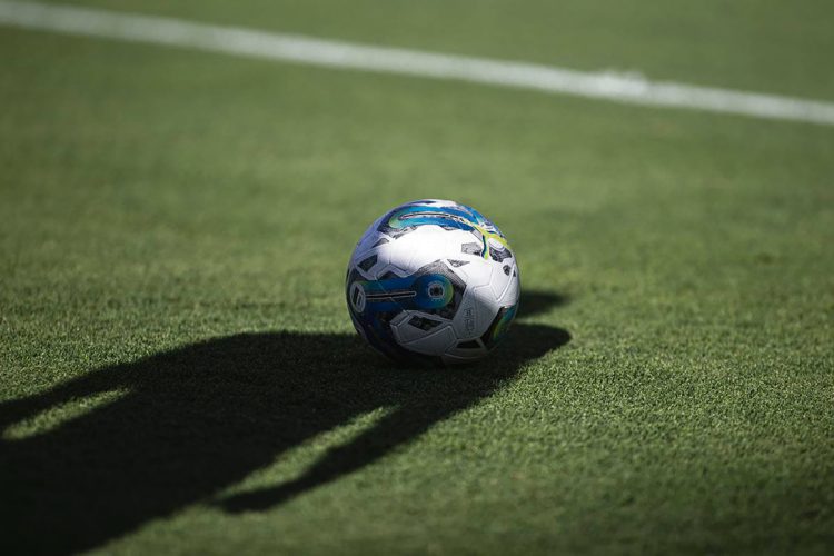 Mientras el fútbol está de paro, los celestes de Bielsa pierden aviones