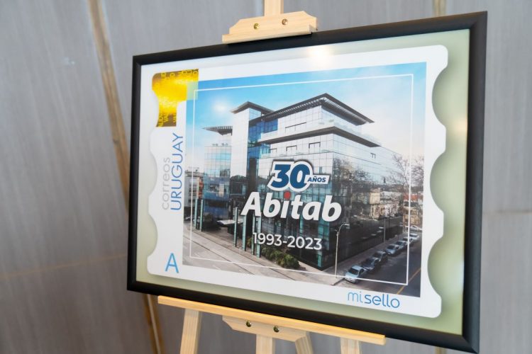 La Banca y Abitab emiten sello que cierra un año de celebraciones